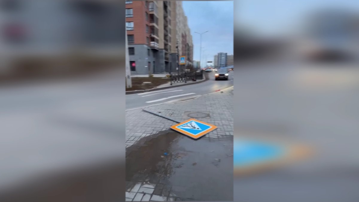 Башенный кран упал на строительном объекте: непогода обрушилась на столицу