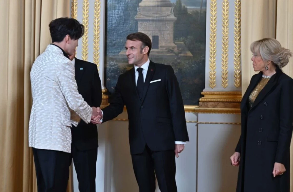 "Даусы жұмаққа жетелейді": Димаш Құдайберген Елисей сарайында өнер көрсетті