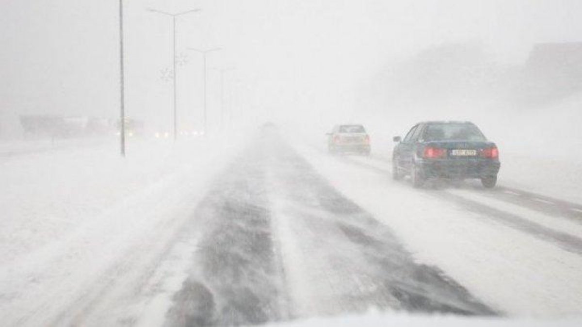 Елордада соққан боран балаларды ұшырып әкете жаздады