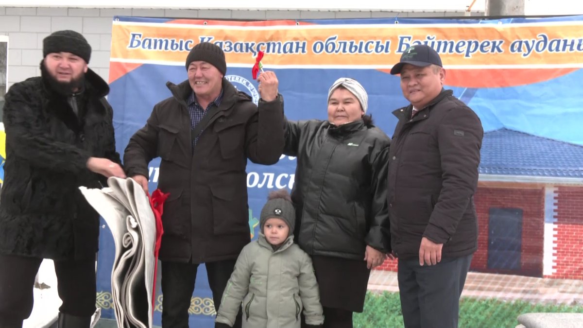 Ключи от нового жилья вручили очередникам в селе Сулуколь Западного Казахстана