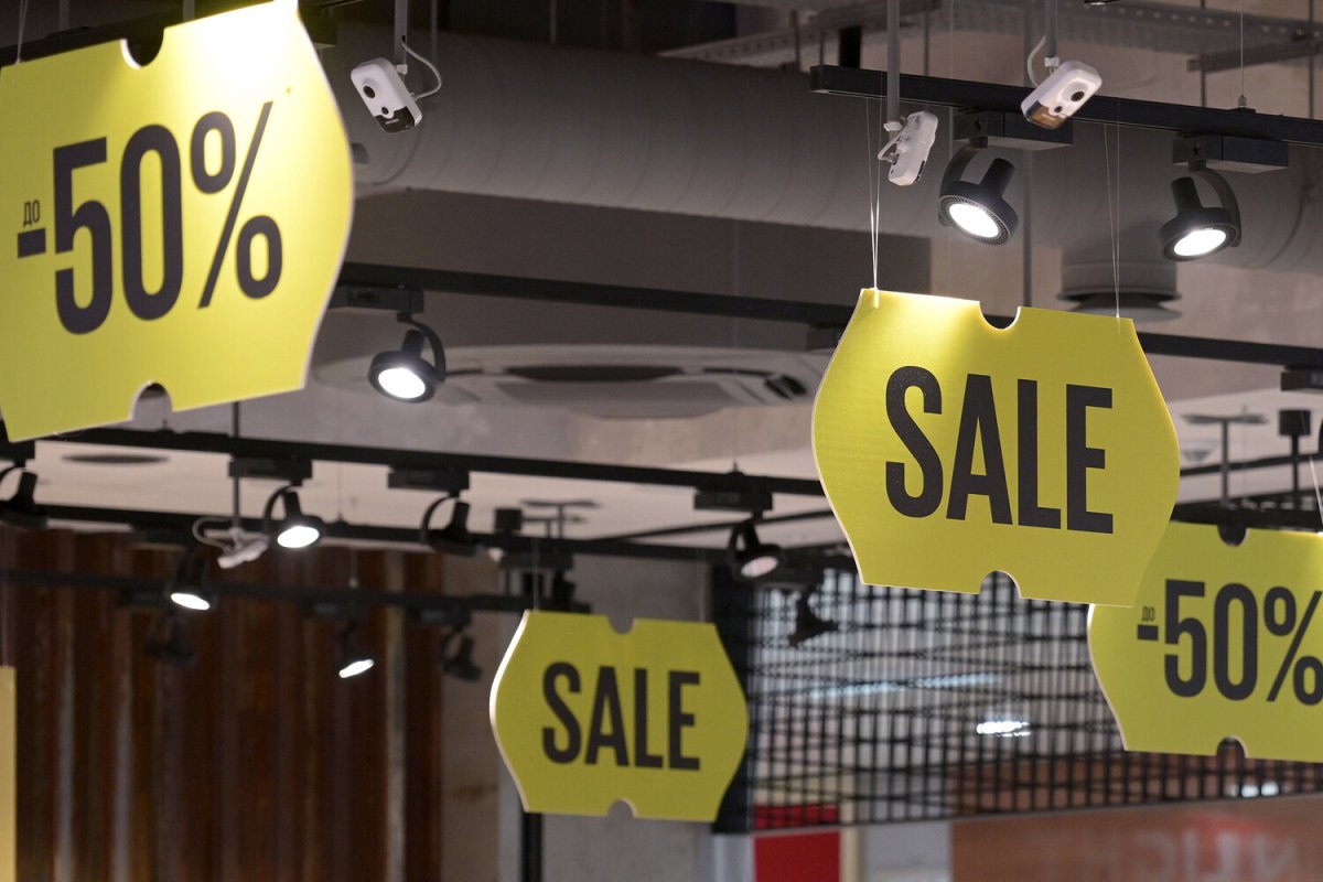 Почему люди стрессуют во время распродаж, объяснила психолог