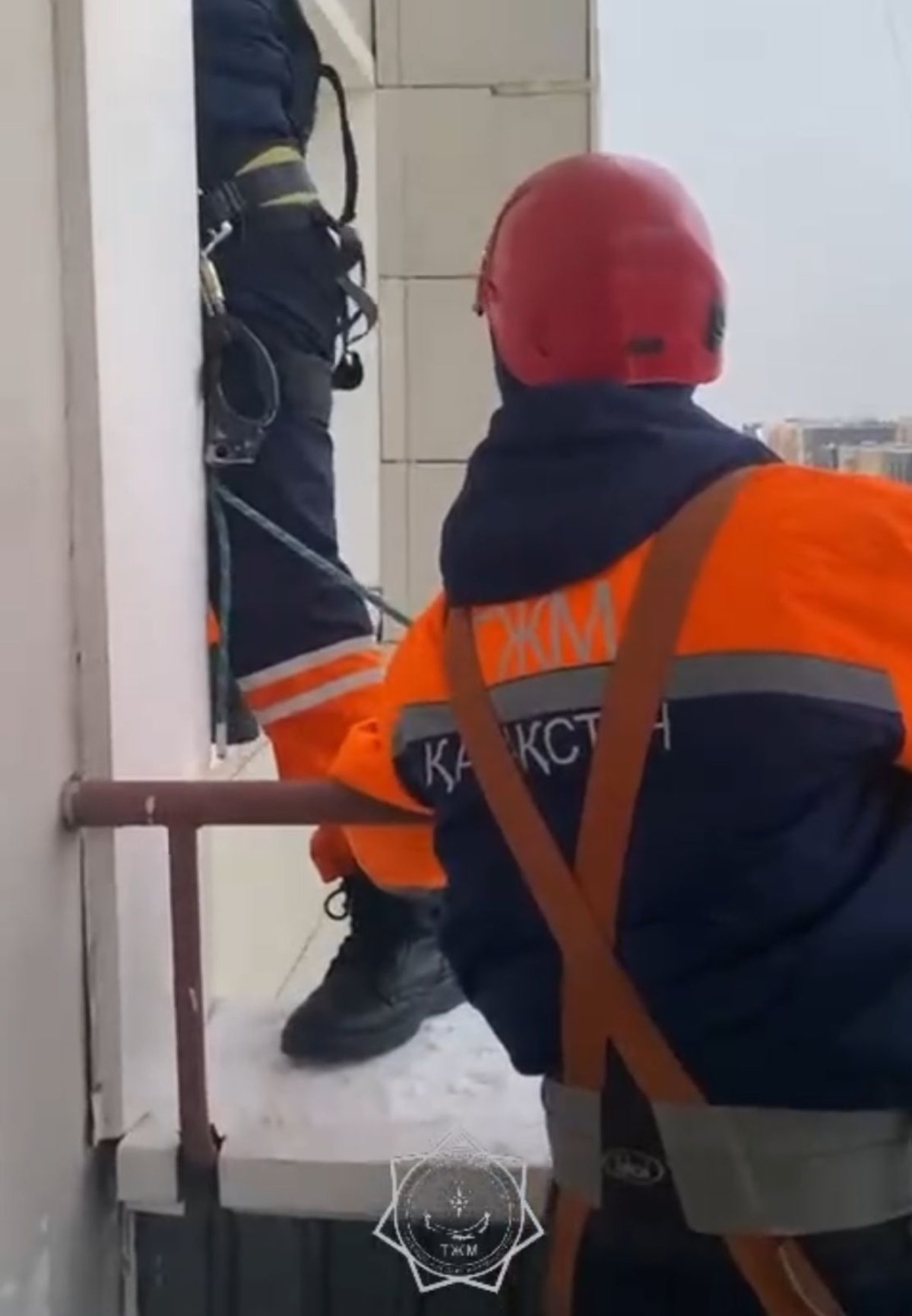 Құтқарушылар 12-қабаттағы пәтердегі баланы құтқарды