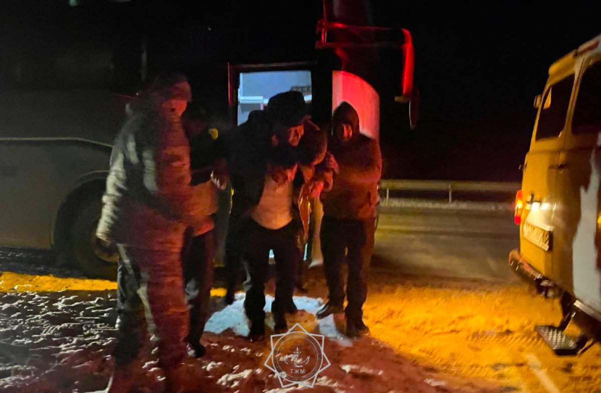 Пассажирский автобус сломался на трассе Алматы - Ташкент этой ночью