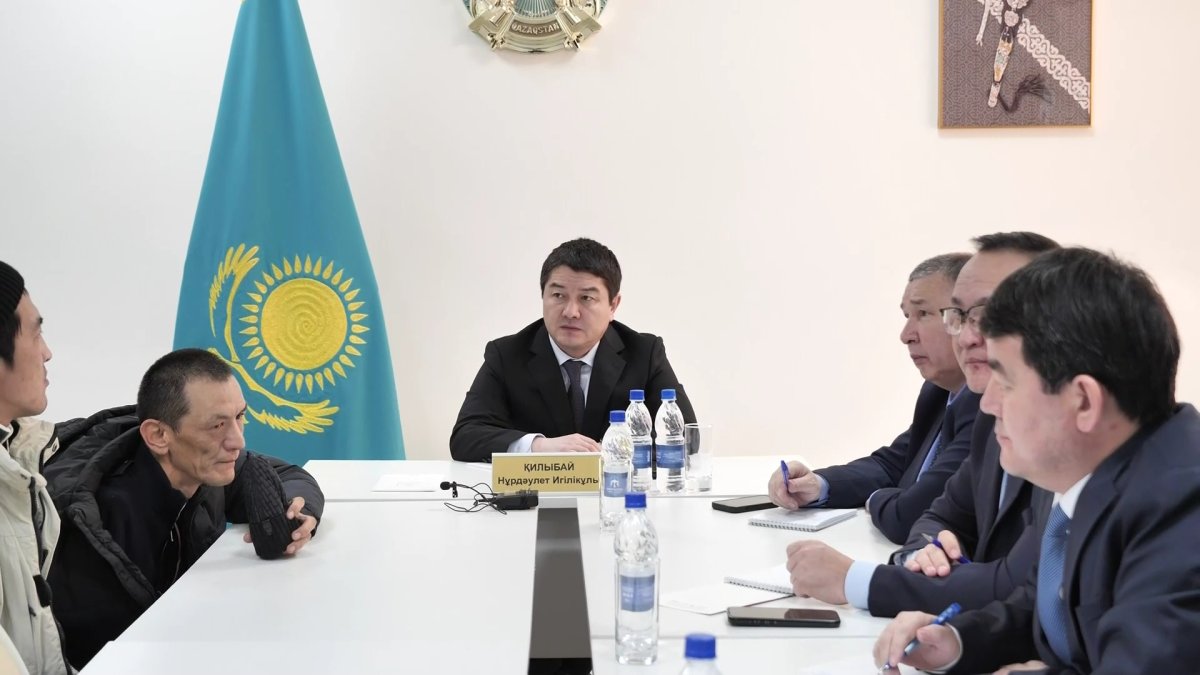 Встреча акима Мангистауской области с населением Жанаозена продлилась больше 18 часов