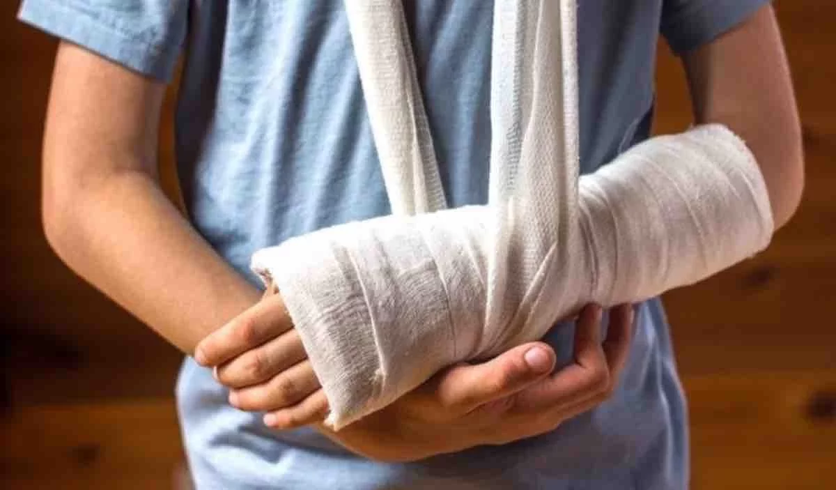 Оқушы қолын сындырып алған: Жамбыл облысында білім басқармасына айыппұл салынды