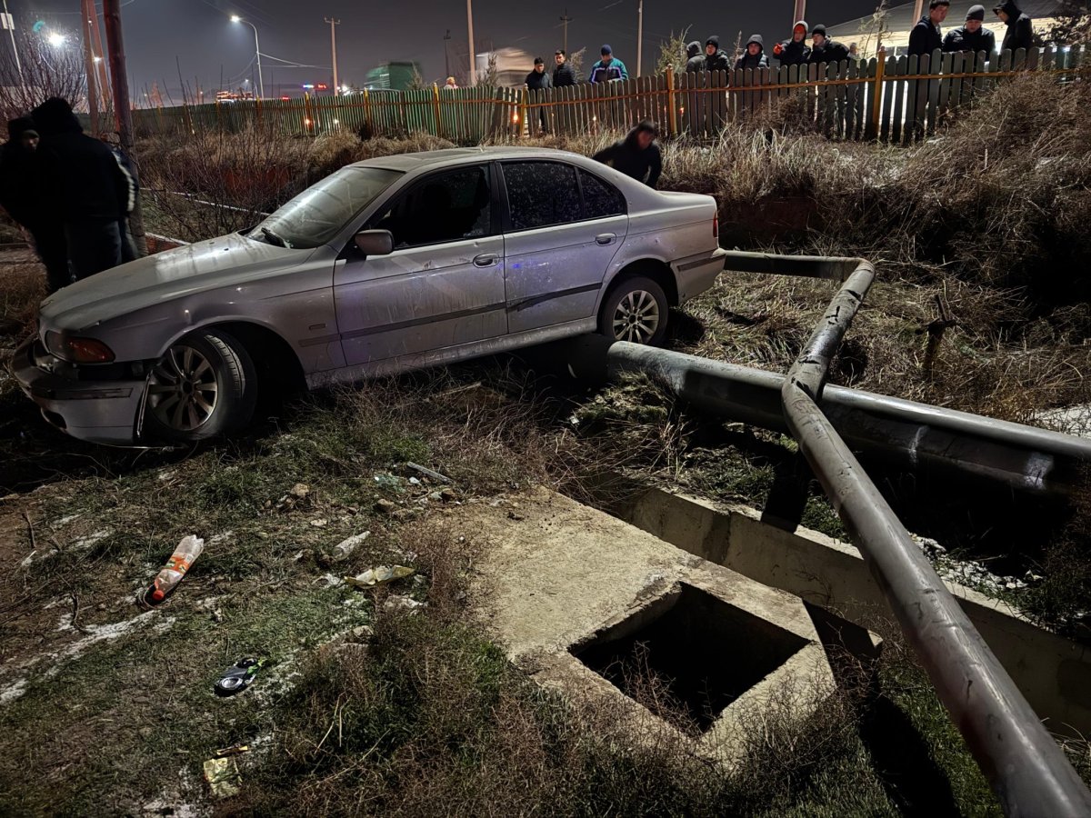 Водитель BMW въехал в газопровод и оставил без топлива несколько тысяч туркестанцев