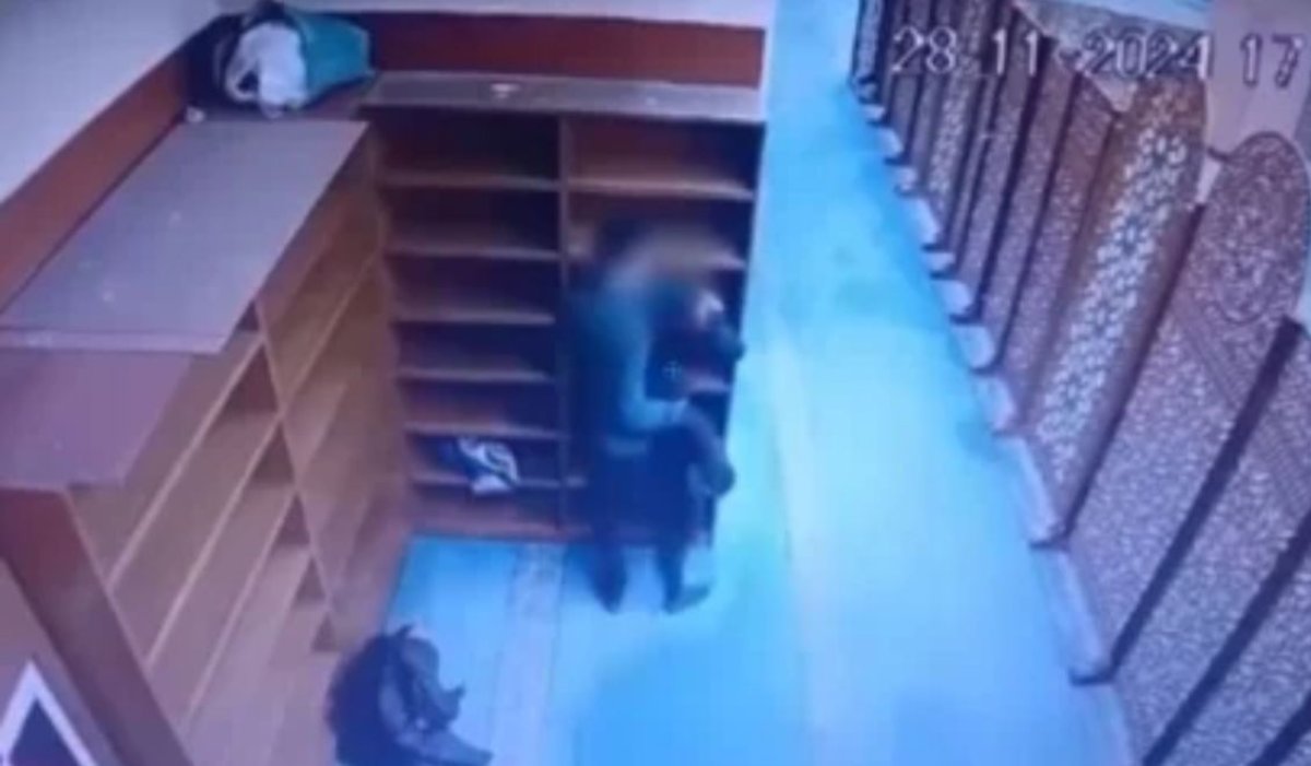 Астанада мешітке жамағат кейпінде келген ер адам қымбат тонды ұрлап кетті