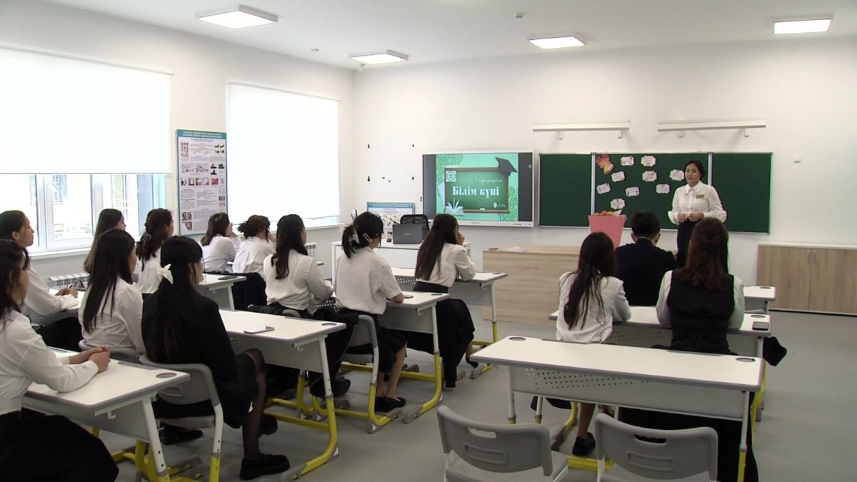 Число учителей в организациях среднего образования выросло до 406 тысяч