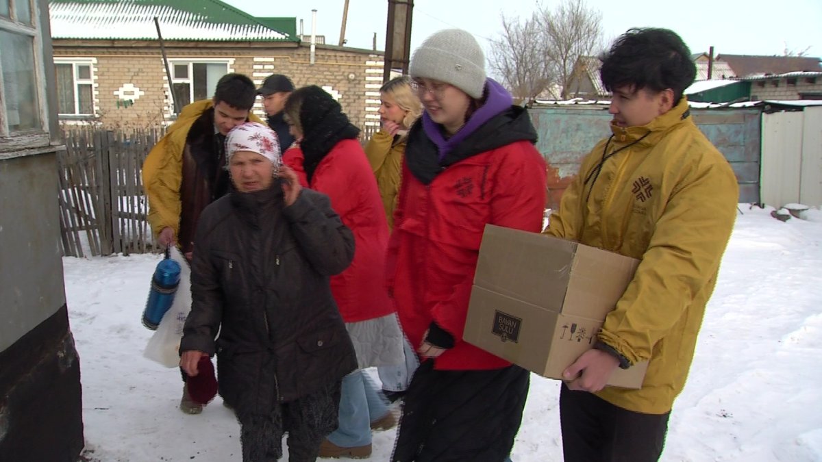 В преддверии зимних праздников волонтеры "Астана жастары" помогают десяткам пенсионерам