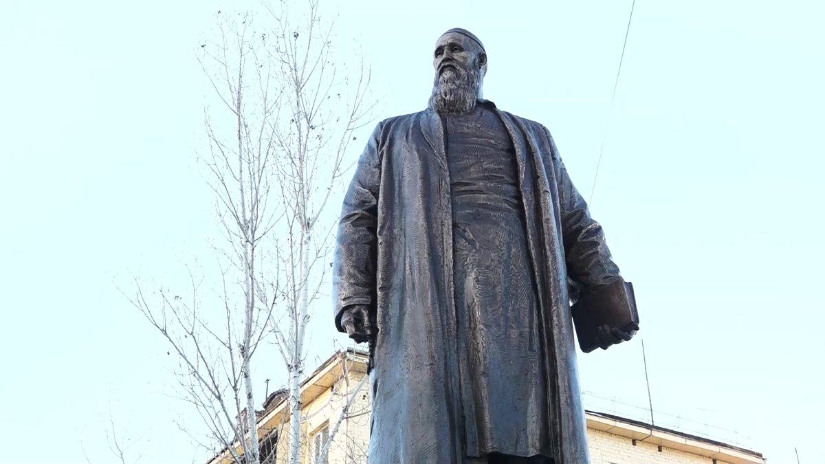 В области Абай открыли памятник Шакариму Кудайбердиеву