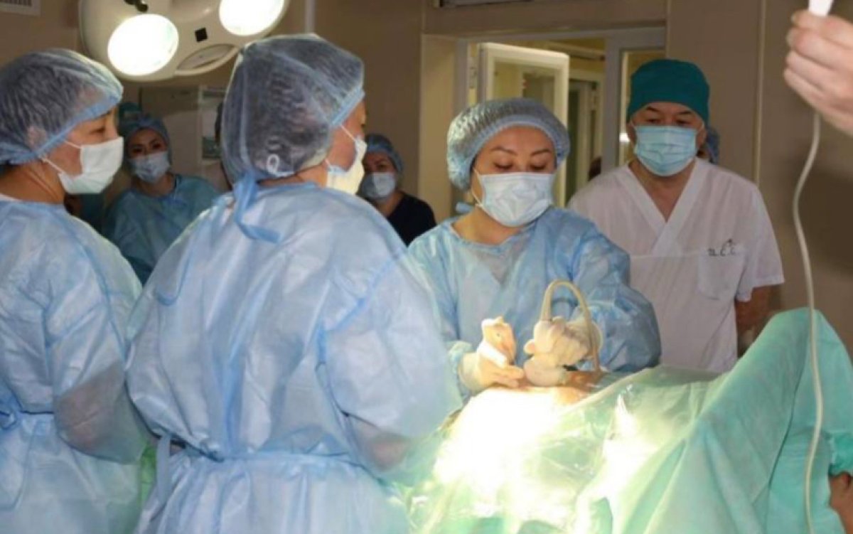 Внутриутробную операцию беременной двойней женщине впервые провели в Астане