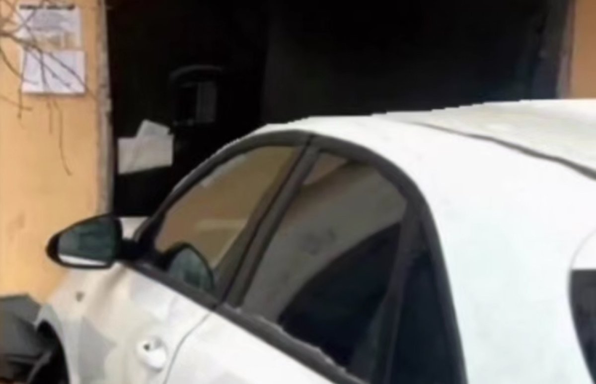 Авто влетело в подъезд жилого дома в Семее