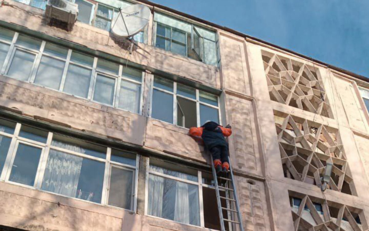 Трёхлетний ребёнок закрылся один в квартире в Таразе