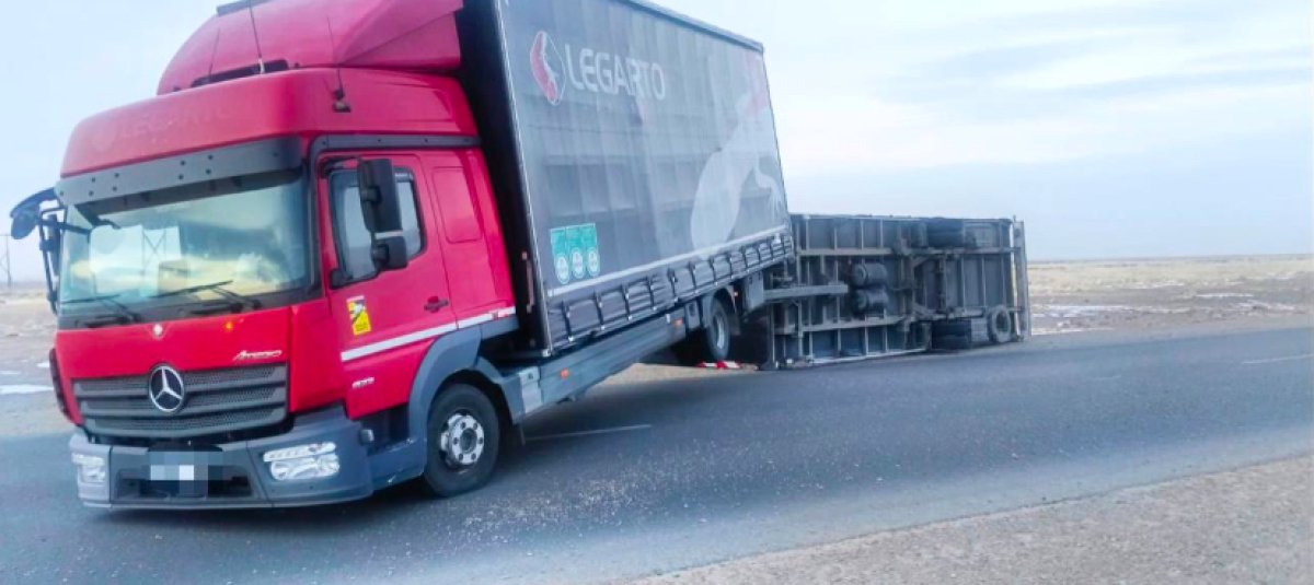 Ветер перевернул прицеп грузовика на трассе Алматы-Усть-Каменогорск