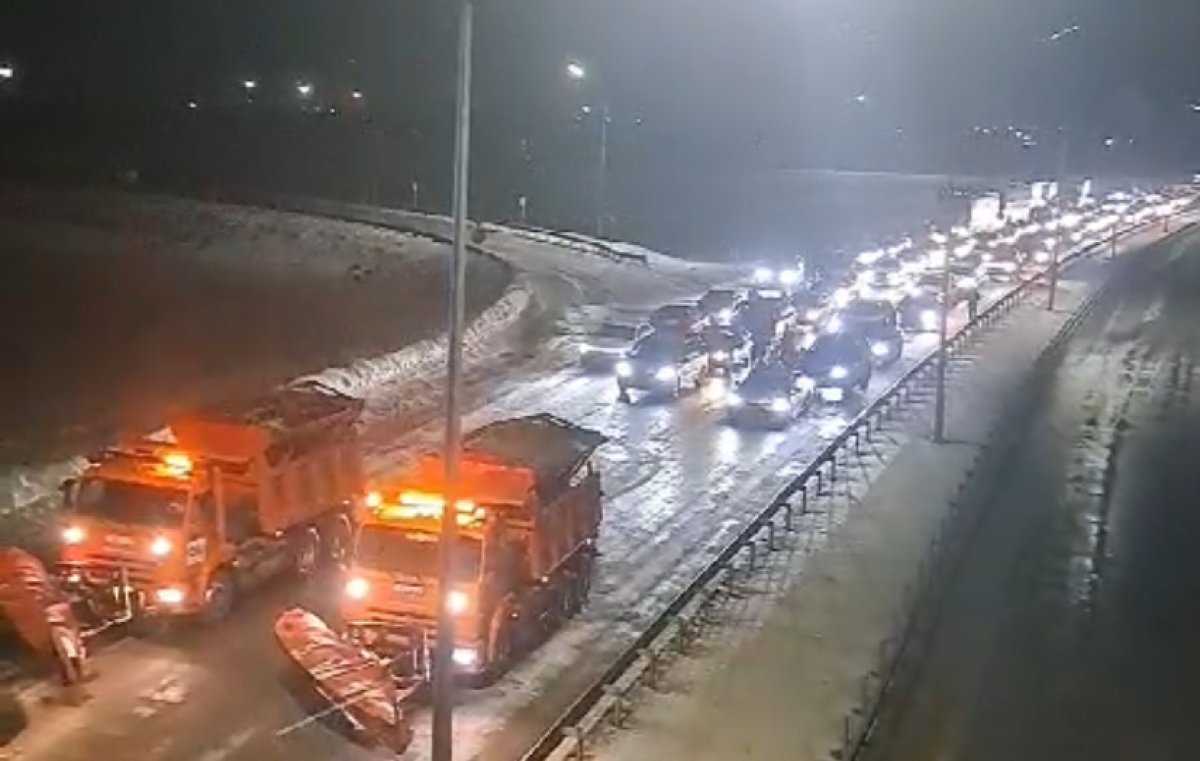 Больше тысячи машин скопились на закрытых в Карагандинской области трассах