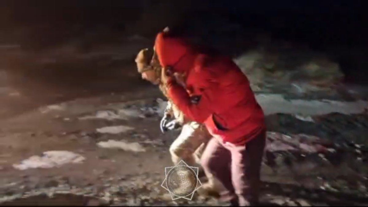 Легковушка с двумя людьми застряла в снежном заносе вдоль ж/д путей в области Жетысу