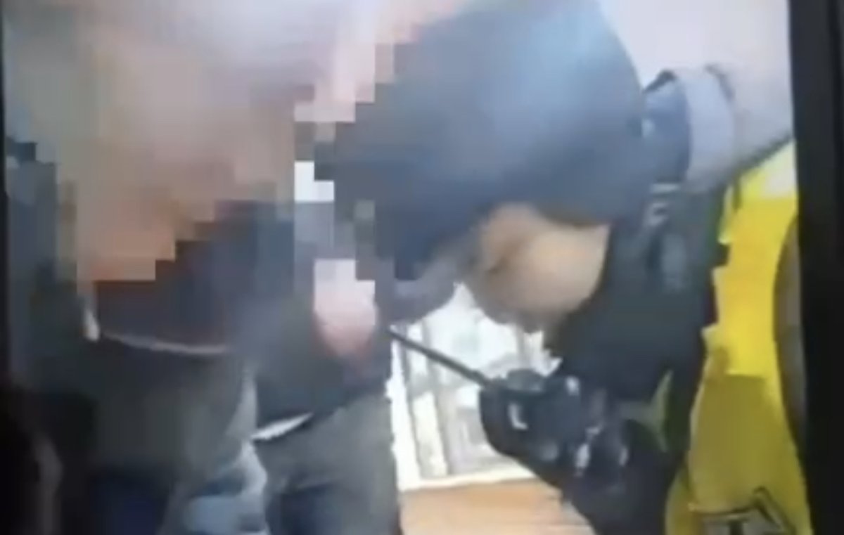 Внезапно упавшего с судорогами астанчанина спасли полицейские и прохожие