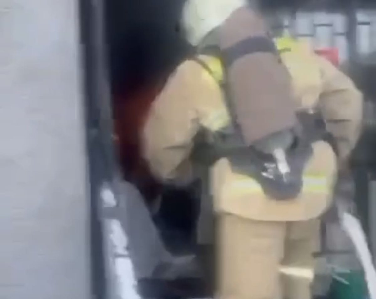 Магазин загорелся в Алматы: около сотни людей эвакуированы