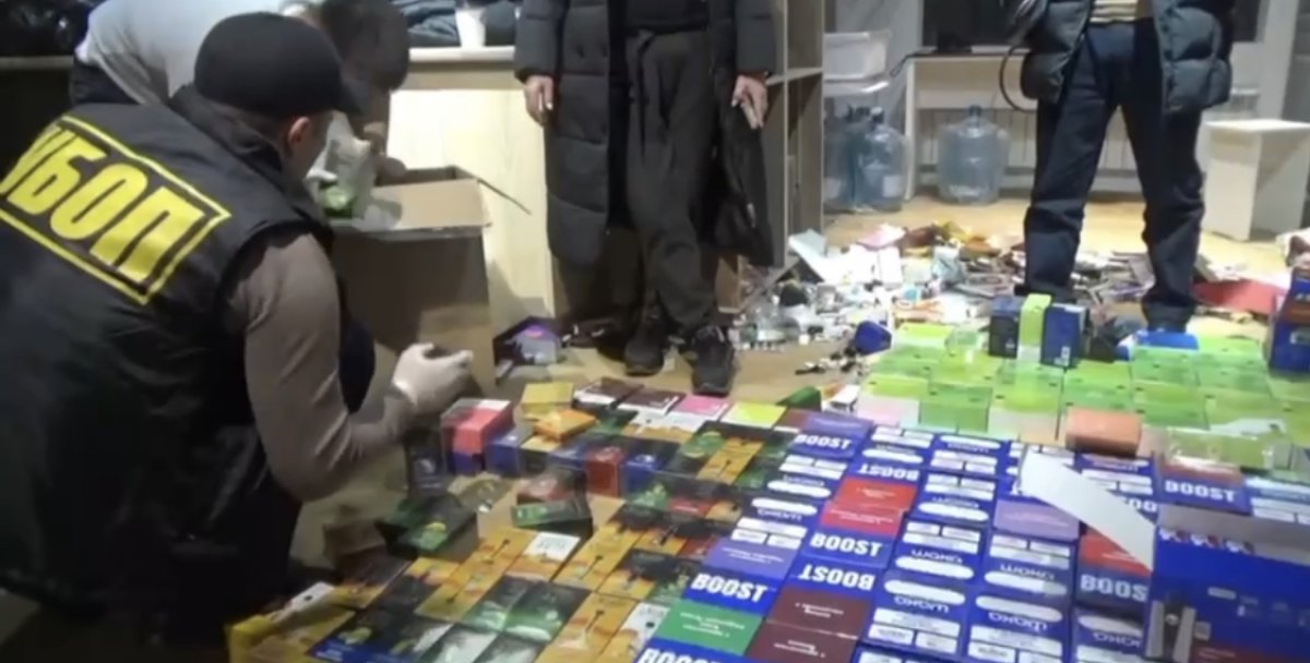Вейпы на 40 миллионов тенге изъяли у 19-летней жительницы Атырау (ВИДЕО)