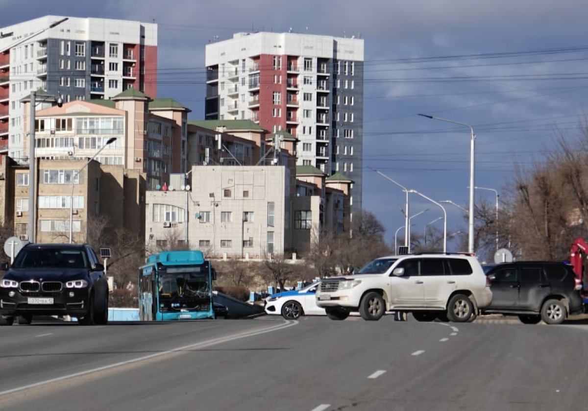 Водитель погиб при столкновении легковушки и автобуса в Актау