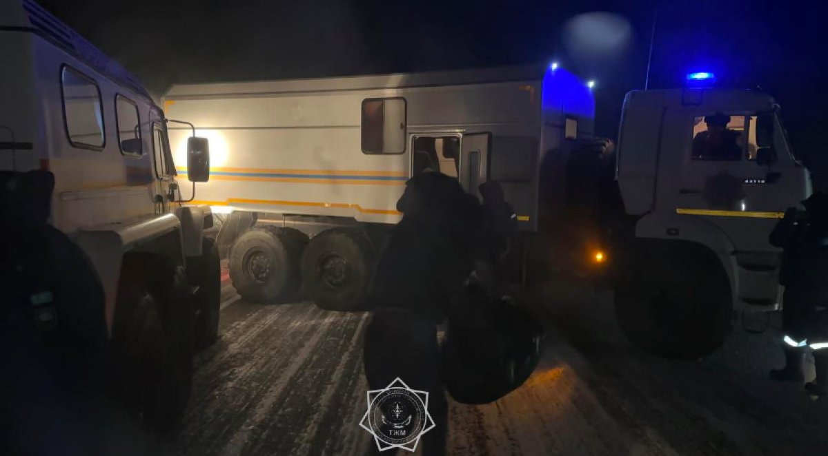 26 грузовиков застряли в снежном заносе в области Жетысу