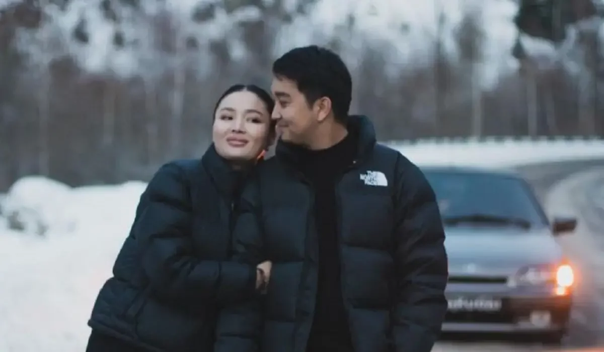 Шұлықпен юбка астындағы секс