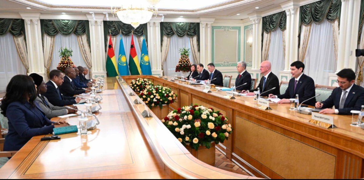 Токаев и Эмбало провели переговоры в расширенном формате