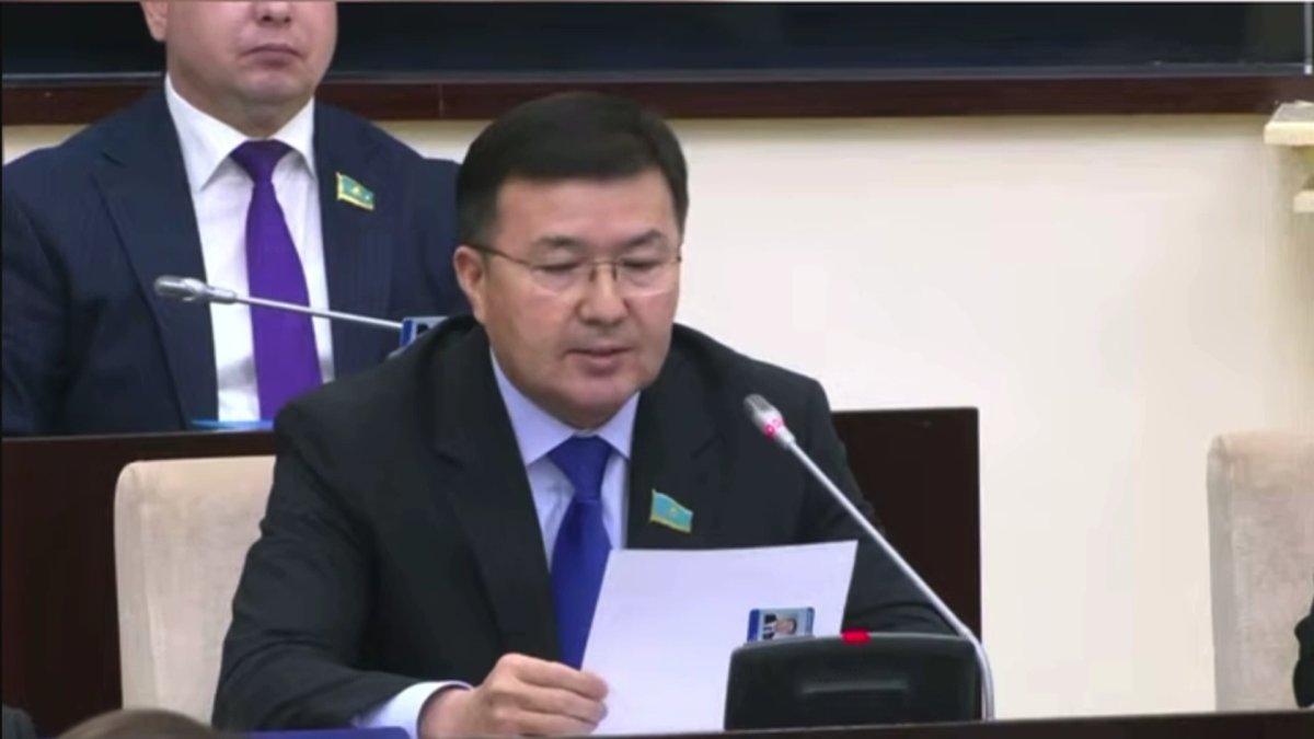 "Кино және телебағдарламалардағы жаргон, сленг қазақ тілінің тазалығын сақтауға зиян тигізеді", - сенатор