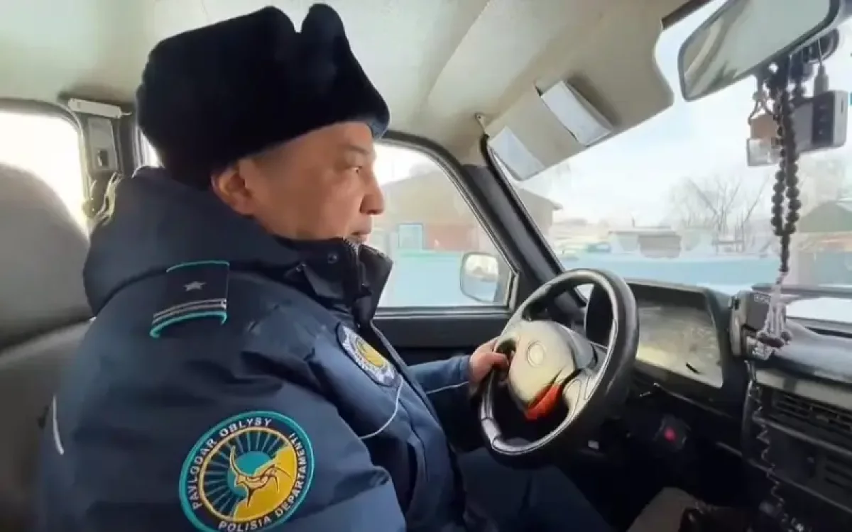 Павлодарлық полицей жолда тоңып қалған 60 шетел азаматын құтқарды