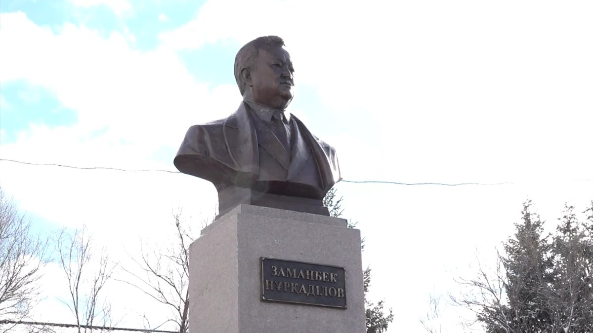 Алматы облысында Заманбек Нұрқаділовтің ескерткіш бюсті қойылды