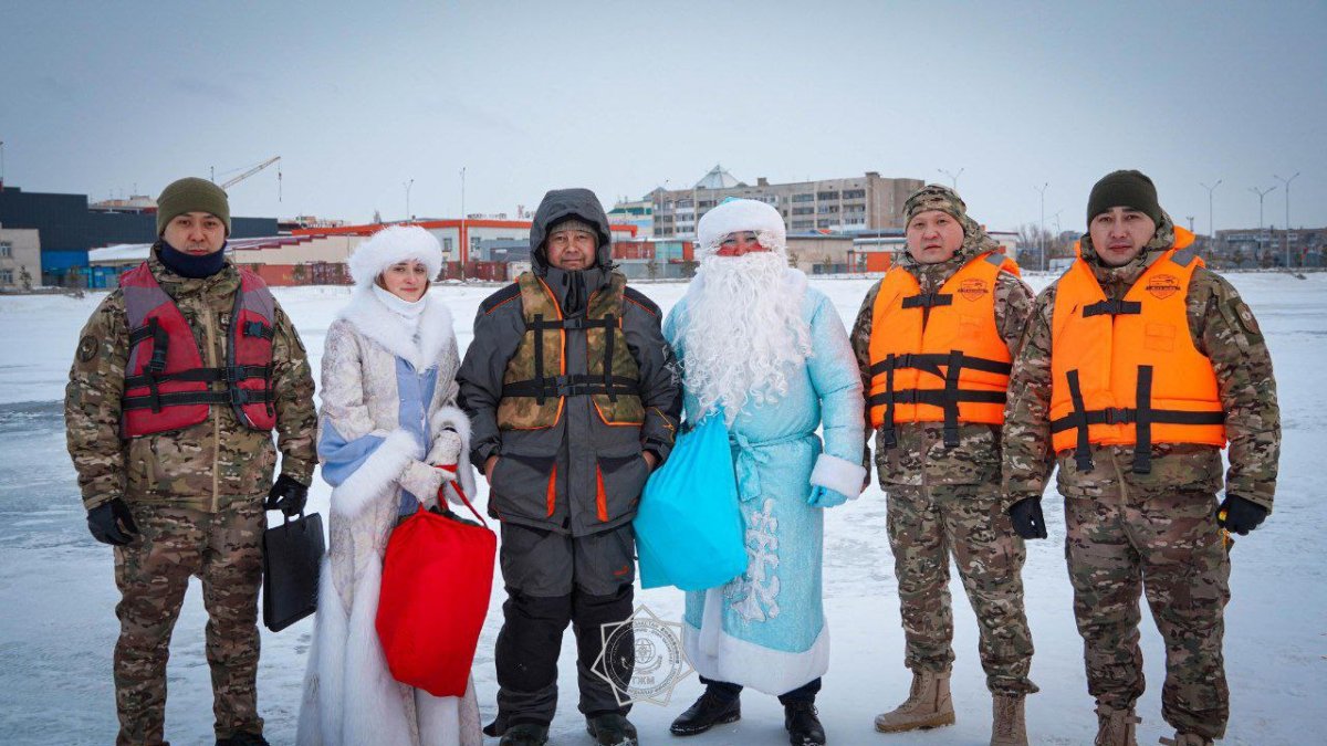 Дед Мороз со Снегурочкой сделали сюрприз кокшетауским рыбакам
