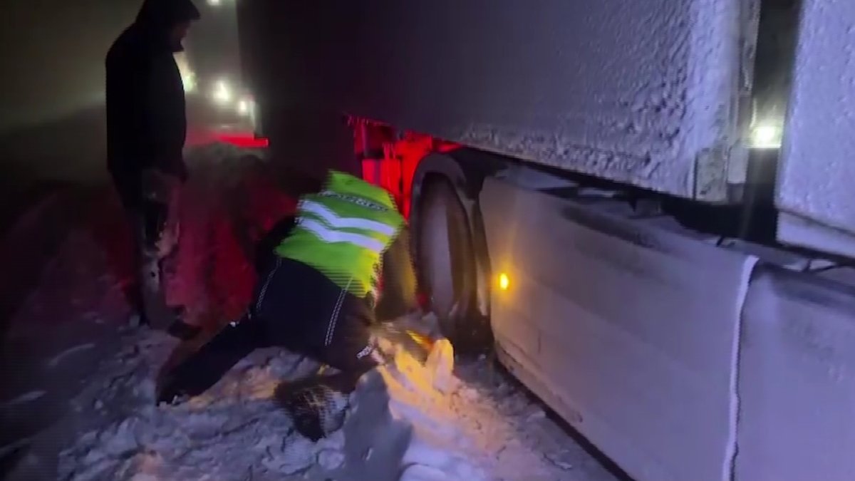 Ақтөбелік полицей боранда қалған 68 тәжік азаматын құтқарды