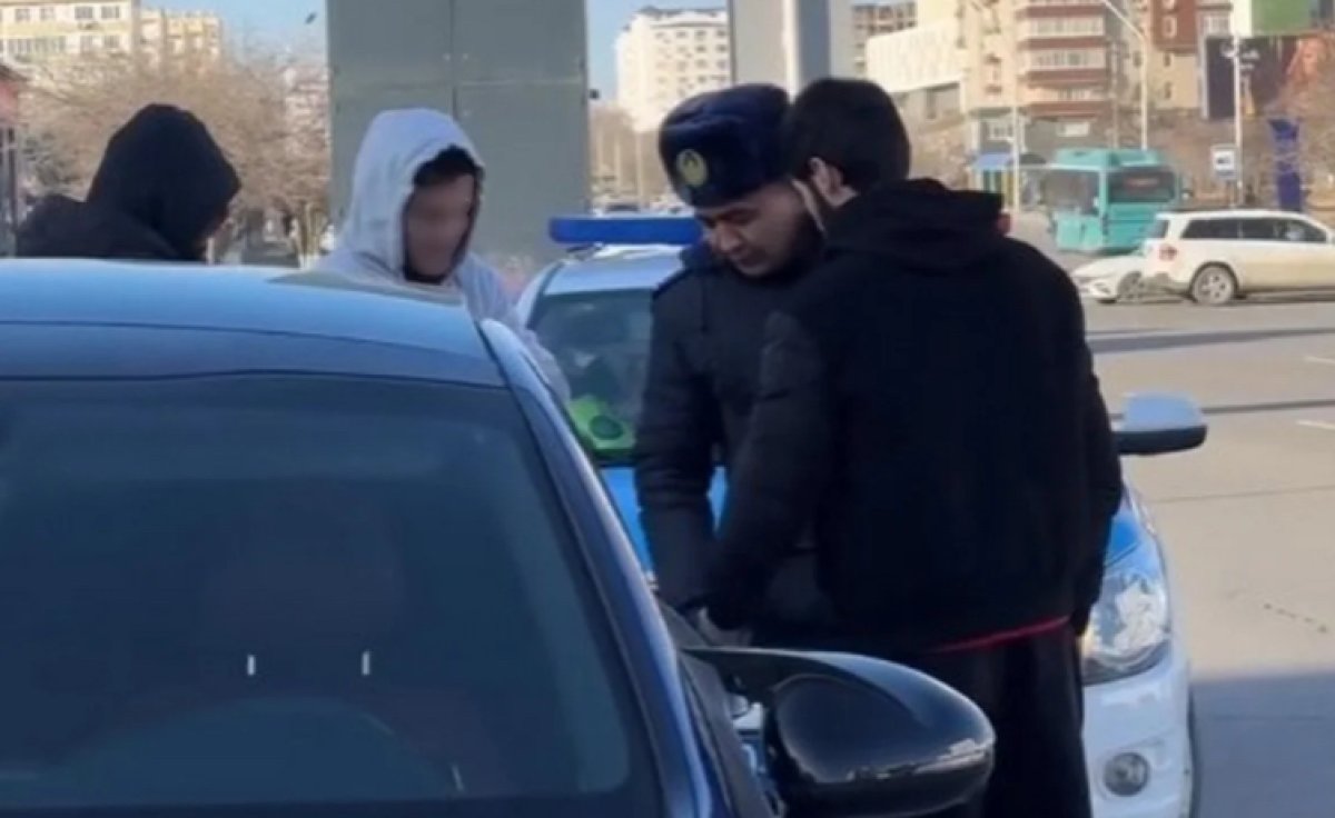 Актауские водители устроили танцы на дороге