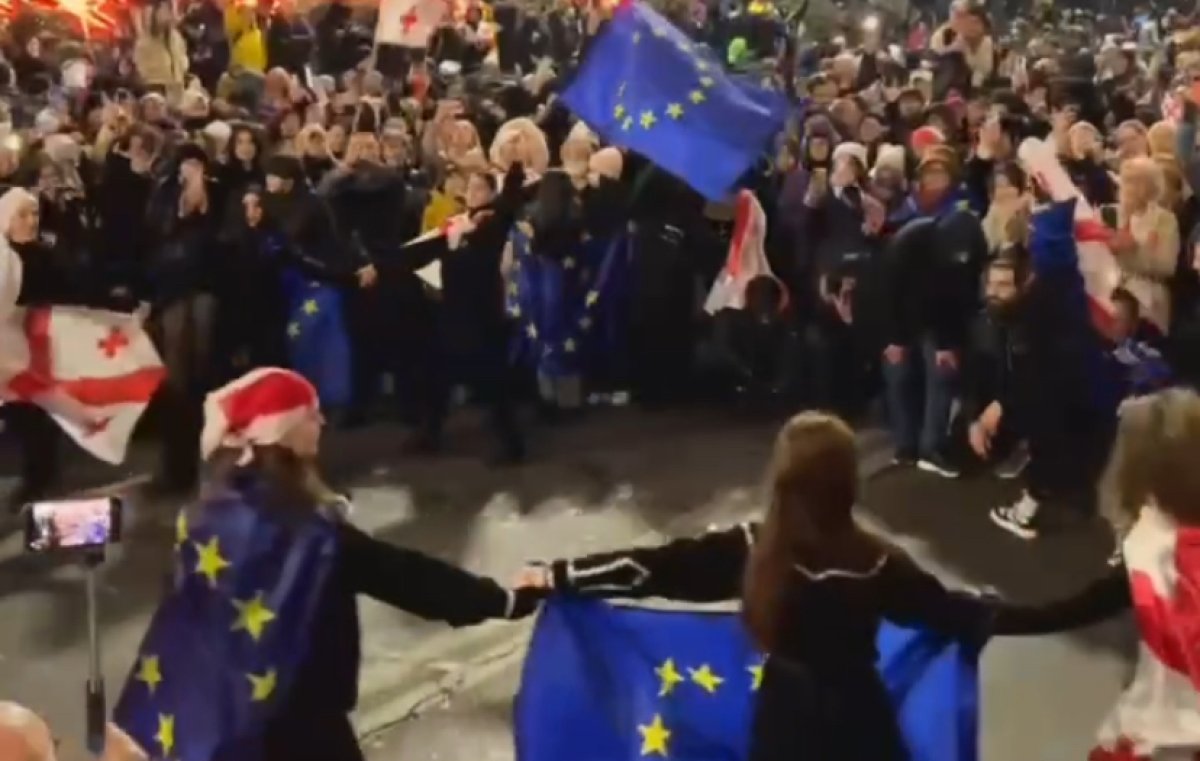 В Грузии протестующие прошли в танце к парламенту