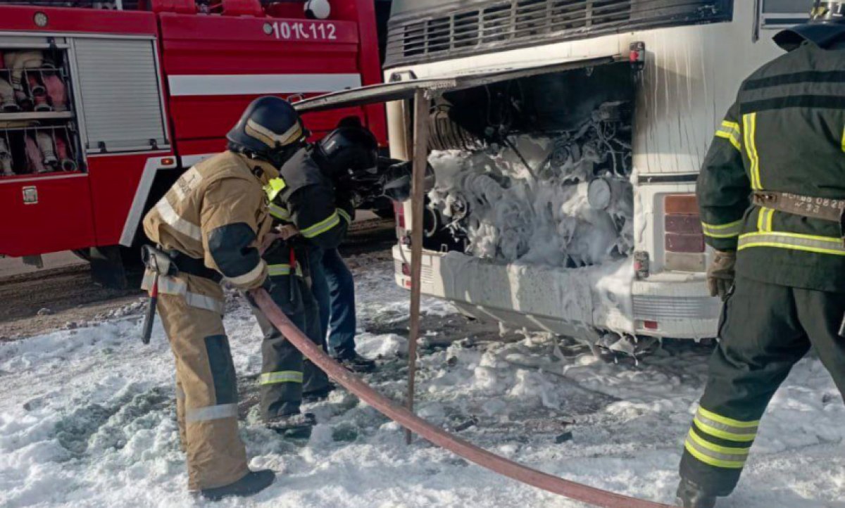 Пассажирский автобус загорелся в Уральске