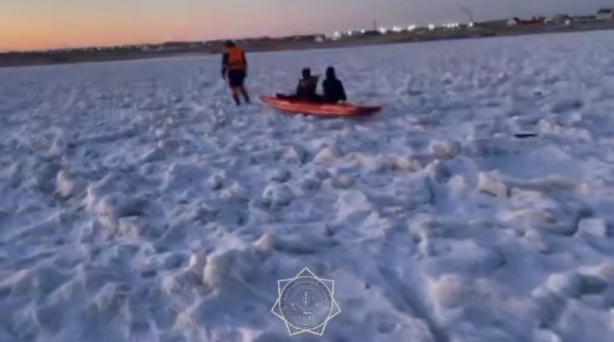 Спасатели обнаружили детей на льду в Конаеве