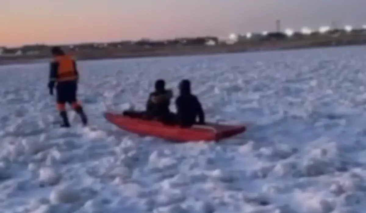 Қонаев қаласында мұз үстінде ойнап жүрген екі бала құтқарылды