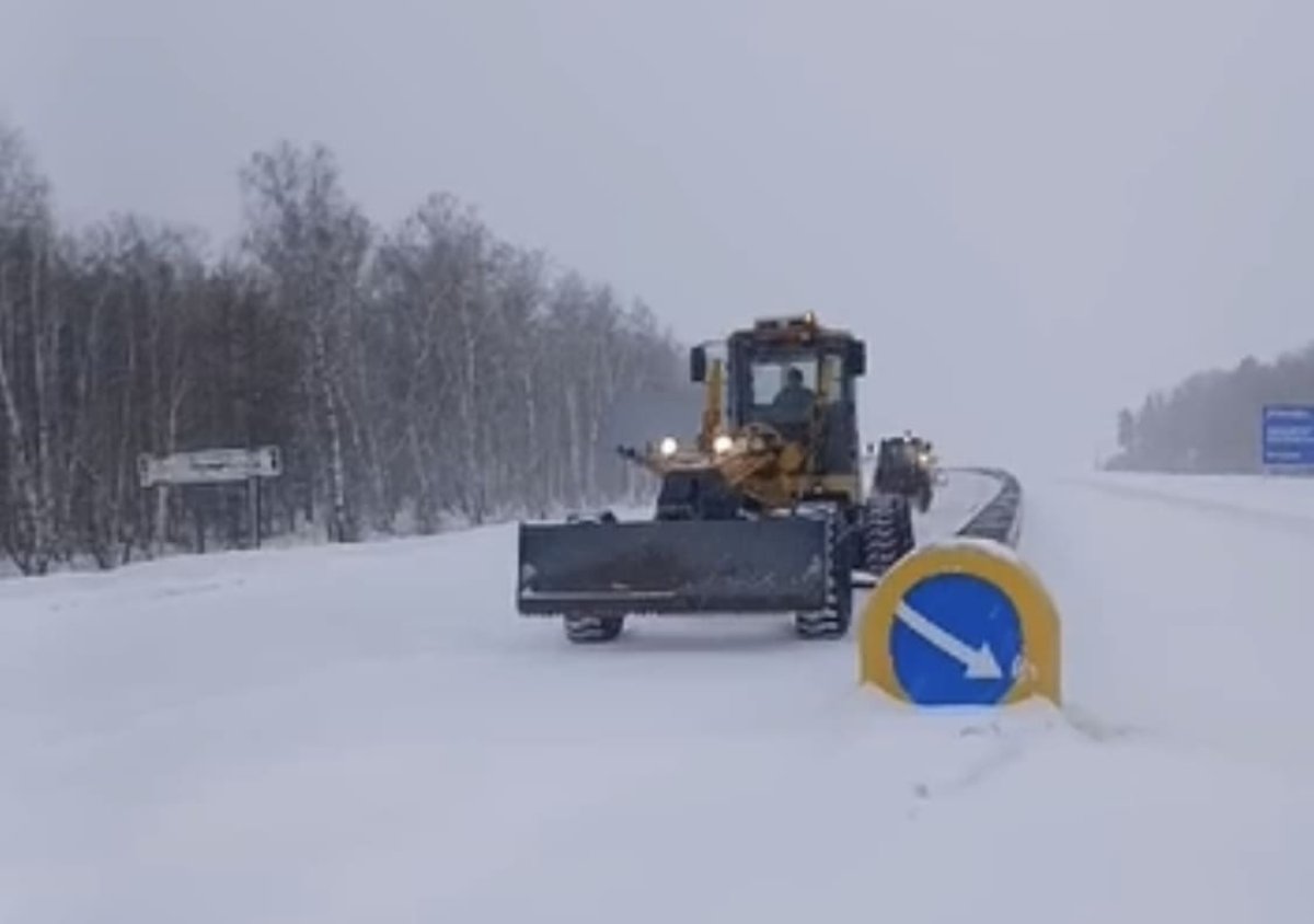 Об опасных условиях в 10 регионах Казахстана предупредили водителей