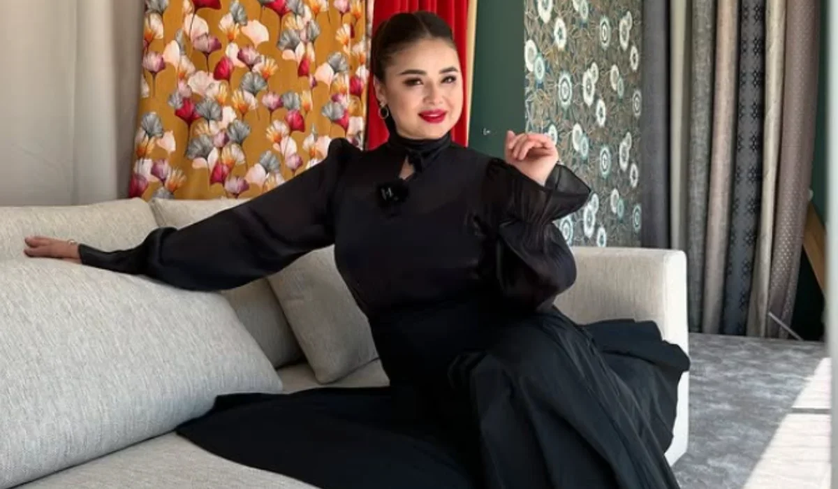 Тұрсынбек Қабатовтың әйелі көпшілікке жаңа әнін таныстырды