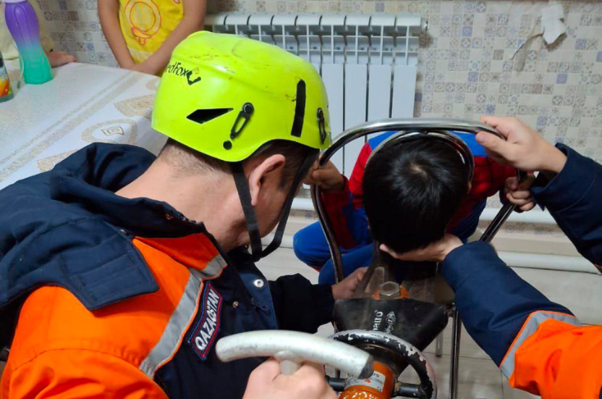 Опасные игры: голова ребёнка застряла в стуле в Атырау