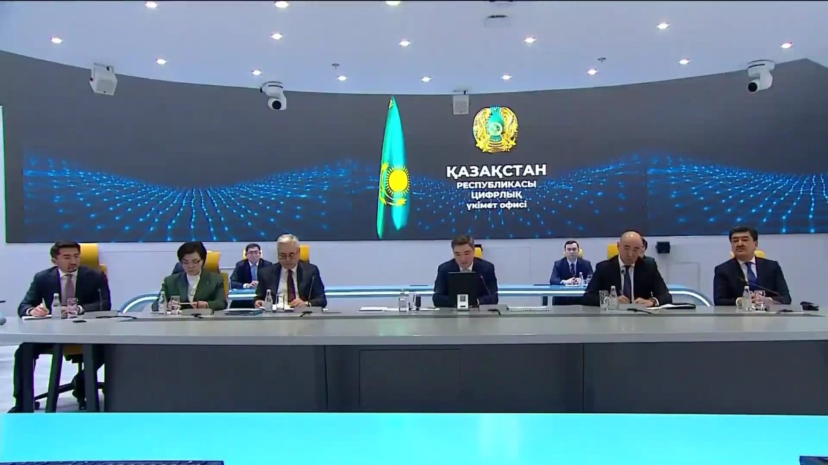 Казахстанским чиновникам придется за год обучиться работе с искусственным интеллектом