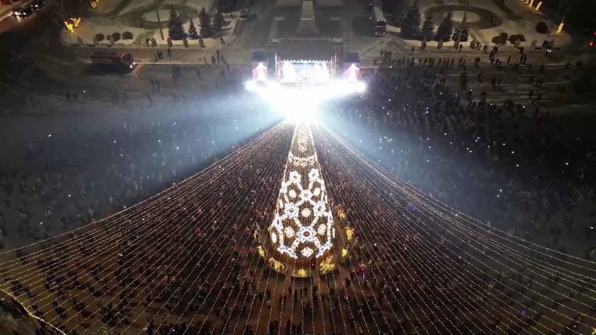 20-метровые ёлки, арт-объекты, фотозоны: казахстанские города полностью готовы встретить Новый 2025-ый год