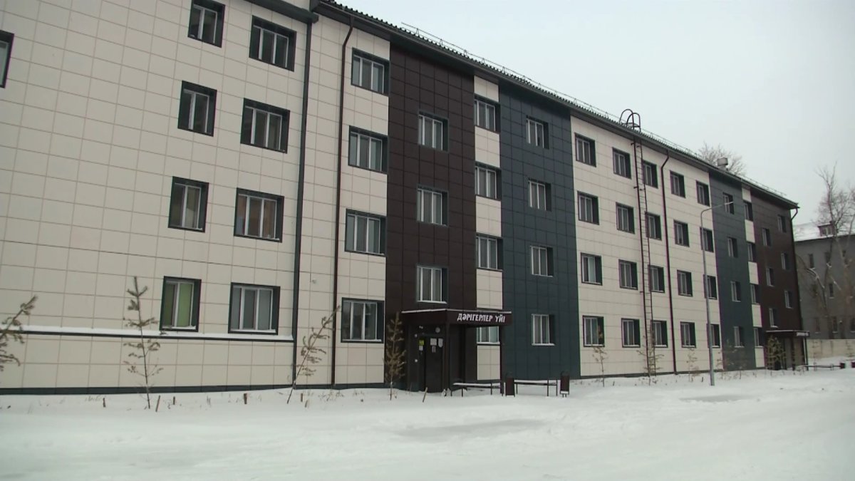 94 сотрудника больниц и поликлиник получили квартиры в Караганде