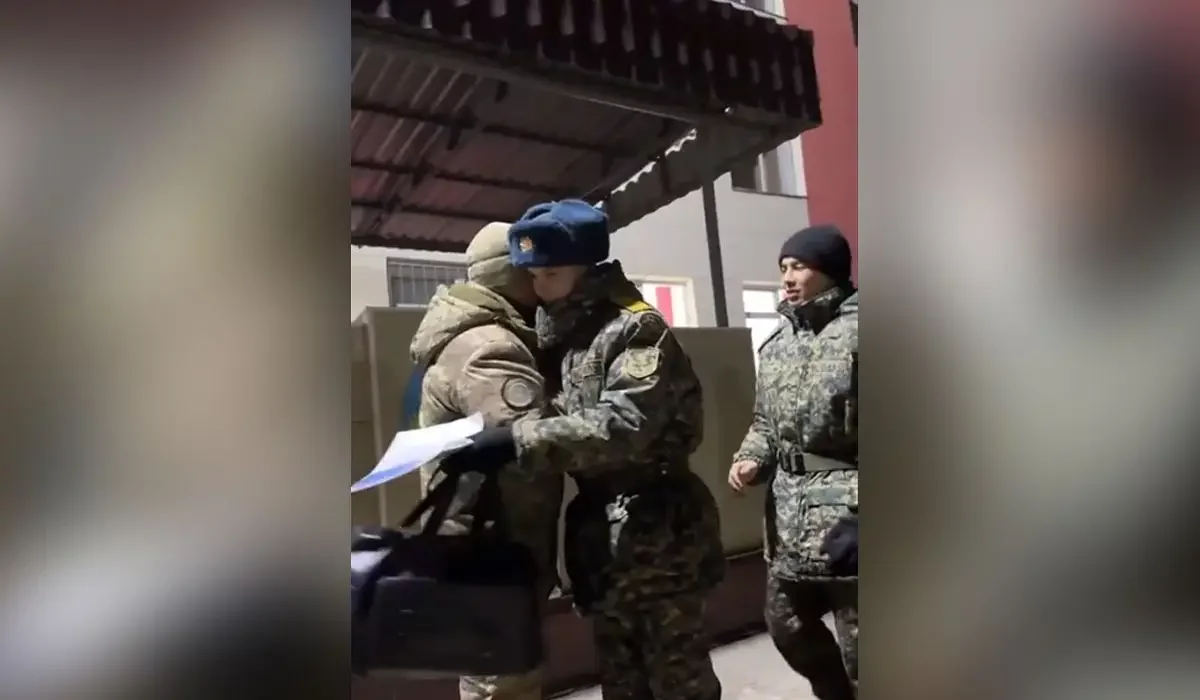 Үйіне кетерде командирін қимаған қазақ әскері оны құшақтап, жылап жіберді
