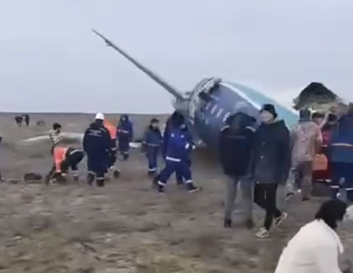 12 человек, в том числе ребенка, доставили с места крушения самолета в больницу Актау