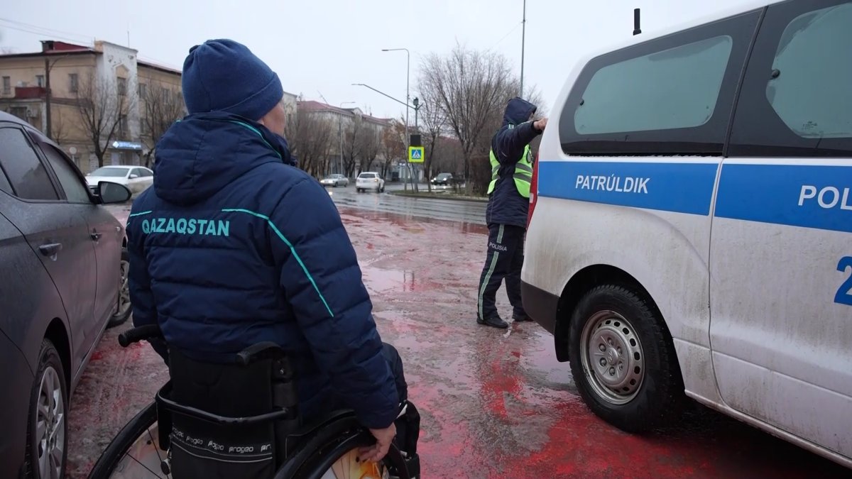 Атырауда мүмкіндігі шектеулі азамат  полицейлермен бірге  жол қозғалысы қауіпсіздігін сақтауға көмектесіп келеді