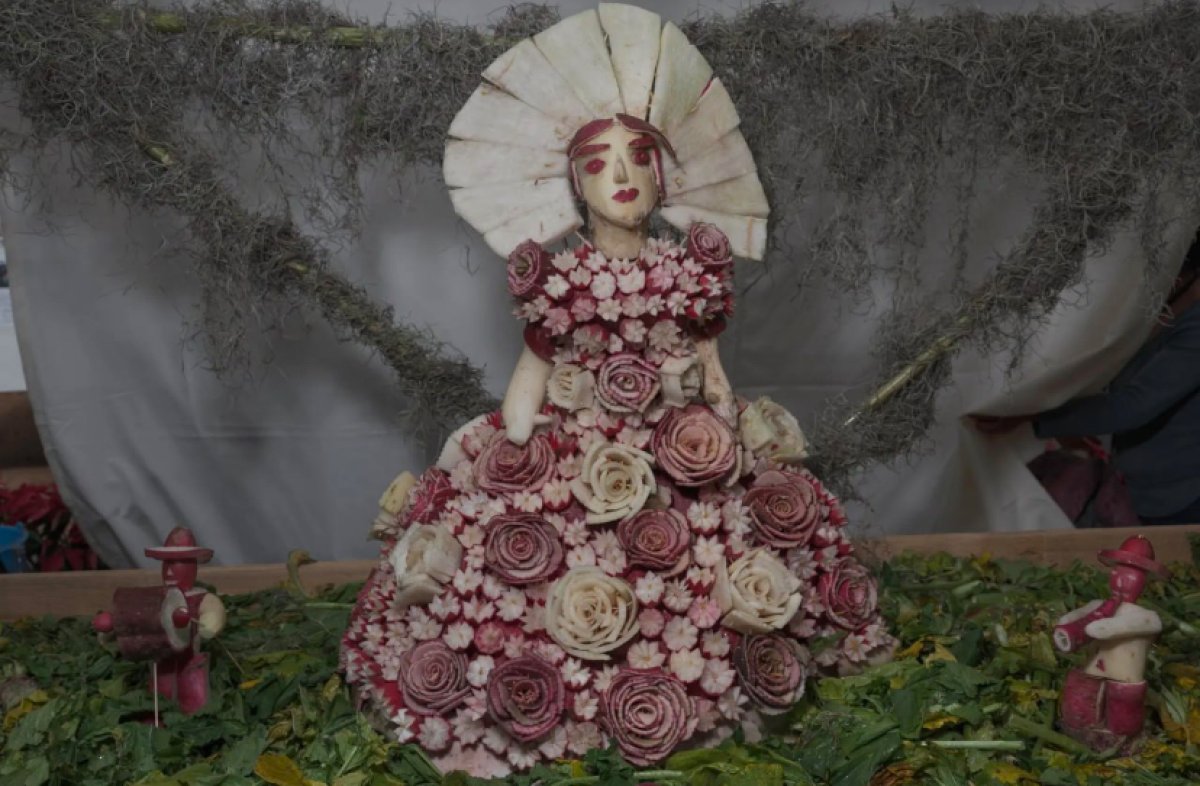 Конкурс по изготовлению скульптур из редиса проходит в Мексике