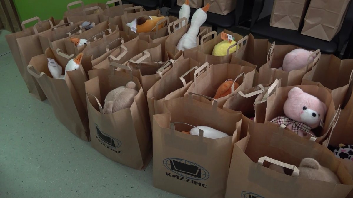 Хоккеисты «Торпедо» выступили в роли волшебников для маленьких пациентов больниц Усть-Каменогорска