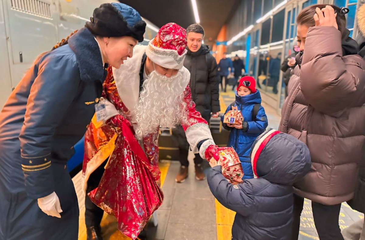 Дед Мороз со Снегурочкой путешествуют в поездах Казахстана