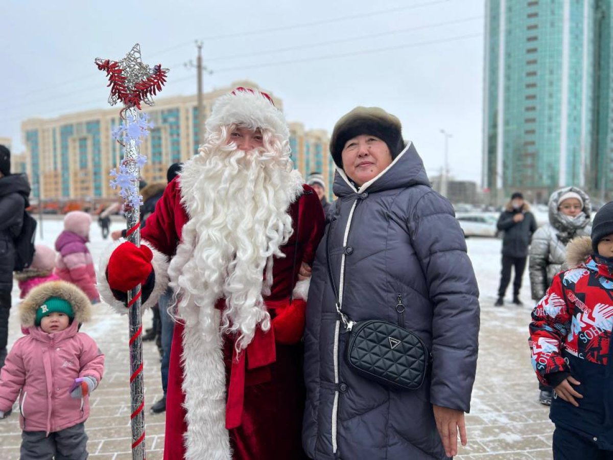 Дед Мороз и Снегурочка прошлись по улицам Астаны и раздали жителям сладости